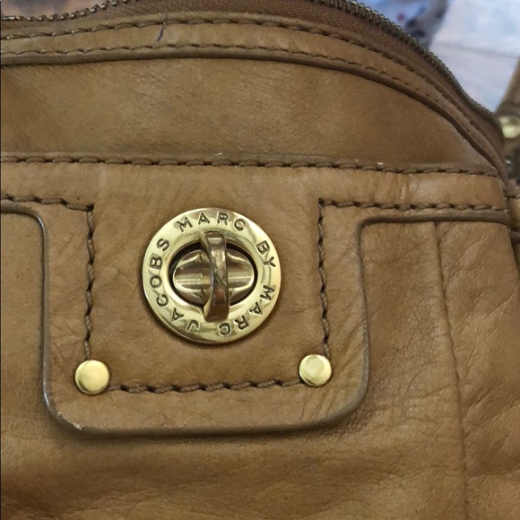 Marc by Marc Jacobs cross-body small purse. - Picture 2 of 4